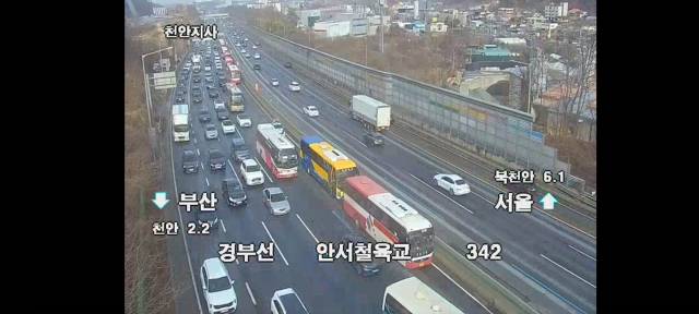 ▲ 경부고속도로 천안망향휴게소 부근 하행 1차로에서 관관버스 2대가 사고 처리 중으로 해당 구간 정체가 심각했으나 현재 소통이 원활해진 것으로 확인됐다. ⓒ한국도로공사CCTV