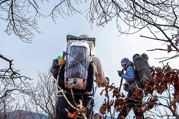 배낭을 가볍게 지고 백패킹하는 하이커 이다은(왼쪽), 무겁게 지고 백패킹에 나서는 한예진씨와 함께 포천 지장산에 다녀왔다. 두 사람의 짐과 야영 스타일을 비교했다.