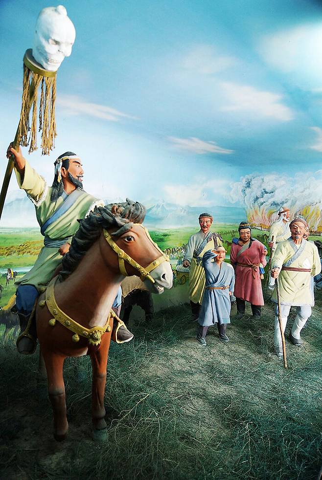 탕구트족은 티베트인에게 밀려 암도를 떠나 흩어져 살아야 했다.