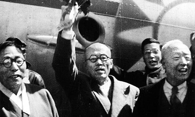 지청천 전 광복군 총사령관(가운데)이 1947년 중국 체류를 마치고 귀국하며 시민들의 환호에 답례하는 모습. 지 장군 오른쪽은 이승만 전 대통령, 왼쪽은 일제강점기 대한민국 임시정부 주석을 지낸 김구 선생이다. 한국영상자료원 제공
