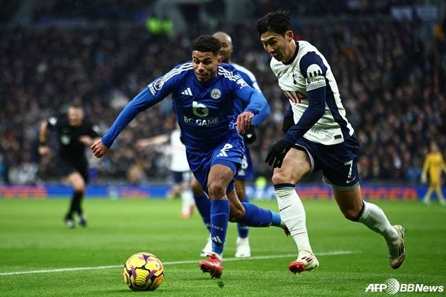 손흥민(오른쪽)이  26일(한국시간) 영국 런던의 토트넘 홋스퍼 스타디움에서 열린 2024~2025시즌 EPL 23라운드에서 돌파를 시도하고 있다. /AFPBBNews=뉴스1