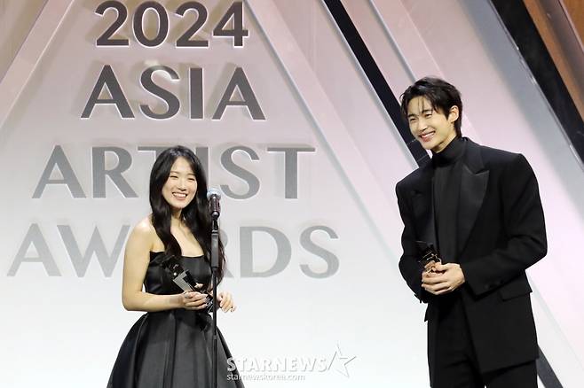 배우 김혜윤과 변우석이가 2024년 12월 27일 오후 태국 방콕 임팩트 챌린저 홀 1-2(IMPACT Challenger Hall 1-2)에서 열린 '제 9회 아시아 아티스트 어워즈'(The 9th Asia Artist Awards')' 에서 AAA 베스트 커플 상을 수상하고 소감을 말하고 있다.  2024.12.27 /사진=임성균 tjdrbs23@