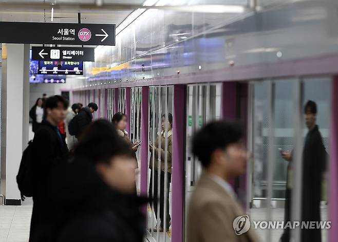 ‘GTX-A 운정중앙∼서울역 구간, 운행 시작’ (서울=연합뉴스) 윤동진 기자 = 29일 수도권 광역급행철도 GTX-A 연신내역의 모습. 국내에서 두 번째로 개통한 GTX 노선인 운정중앙∼서울역 구간은 지난 28일 오전 운행을 시작했다. 2024.12.29 mon@yna.co.kr