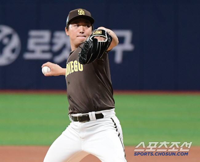 지난해 3월 샌디에이고 파드리스 시절 고척스카이돔에서 던지는 고우석. 스포츠조선 DB
