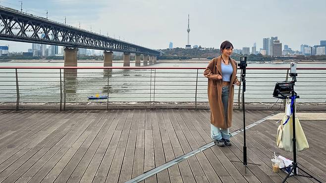 다리 양 교수는 우한의 "코로나 세대"는 사회성 증진부터 커리어 계획에 이르기까지 어려움을 겪고 있다고 말한다