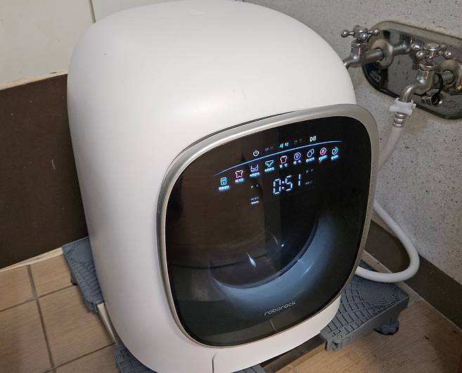 중국 가전 기업 로보락이 한국 시장을 겨냥해 내놓은 1~2인 가구용 소형 세탁건조기 'M1'./전병수 기자