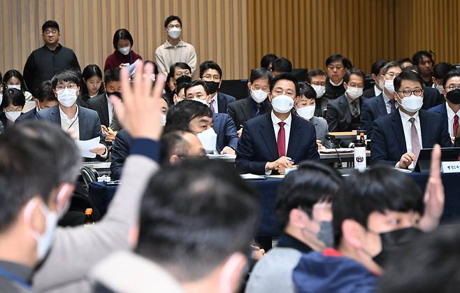 오세훈 서울시장이 지난 14일 서울시청 대회의실에서 열린 '규제 풀어 민생 살리기 대토론회'에서 시민 의견을 듣는 모습./서울시 제공
