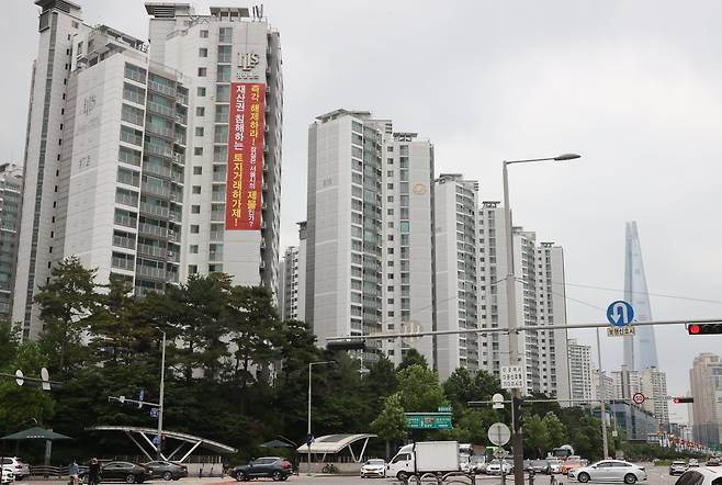 지난해 6월 서울 송파구 잠실동 한 아파트에 토지거래허가제 폐지 촉구 현수막이 걸려있는 모습./연합뉴스