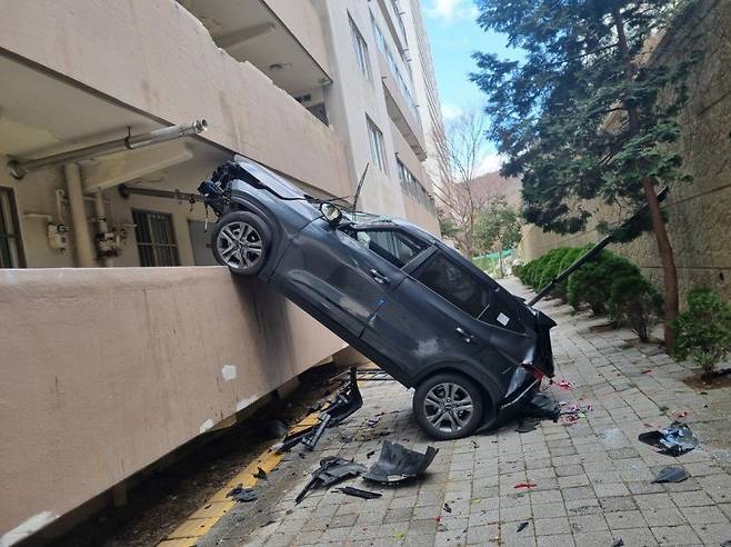 AKR20250128029900051_01_i_P4_20250128144213617.jpg 부산서 SUV가 아파트 옹벽 안전펜스 뚫고 5ｍ 추락