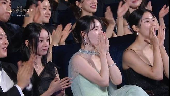 배우 임지연(오른쪽에서 두번째)이 지난해 11월 29일 서울 여의도 KBS홀에서 열린 제45회 청룡영화상 시상식에서 무대에 오른 배우 정우성에게 환호를 보내고 있다. 사진 KBS 캡처