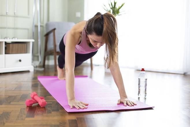 집에서 쉽게 할 수 있는 홈트레이닝으로 스쿼트, 푸쉬업, 레그 레이즈, 크런치 등이 있다./사진=게티이미지뱅크