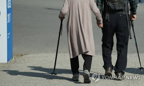 거동이 불편한 노인이 지팡이를 짚고 걷고 있다. 연합뉴스