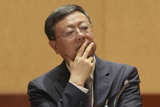 지난 3월 전국인민대표대회 기간 천지닝 중앙정치국 위원 겸 상하이 당 서기가 깊은 생각에 빠져있다. AP=연합뉴스