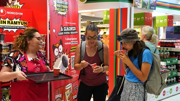 농심은 지난해 7월 프랑스 파리에 있는 까르푸 매장에서 신라면을 주제로 한 팝업스토어를 운영했다. [사진 출처 = 농심]