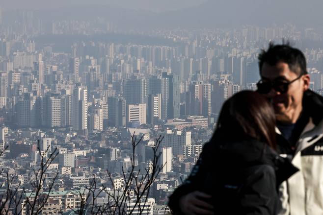 다음 달 수도권 아파트 입주 물량은 7250가구로 전월의 반토막 수준에 그칠 전망이다. 사진은 23일 서울 중구 남산에서 본 서울시내 아파트 모습. /사진=뉴시스