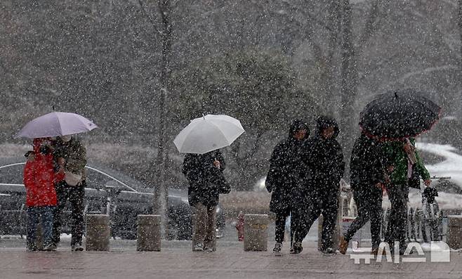 [서울=뉴시스] 김진아 기자 =  서울 전역에 대설주의보가 내려진 설 명절 연휴 사흘째인 27일 오후 서울 시내에서 시민들이 발걸음을 재촉하고 있다. 2025.01.27 bluesoda@newsis.com
