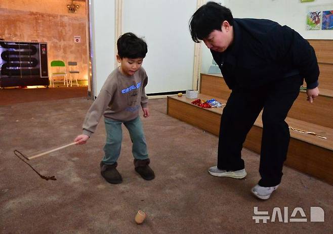 [청주=뉴시스] 서주영 기자 = 설 연휴 기간인 28일 충북 청주시 상당구 문화동 당산 생각의 벙커를 찾은 시민이 팽이치기를 즐기고 있다. 2025.01.28. juyeong@newsis.com *재판매 및 DB 금지