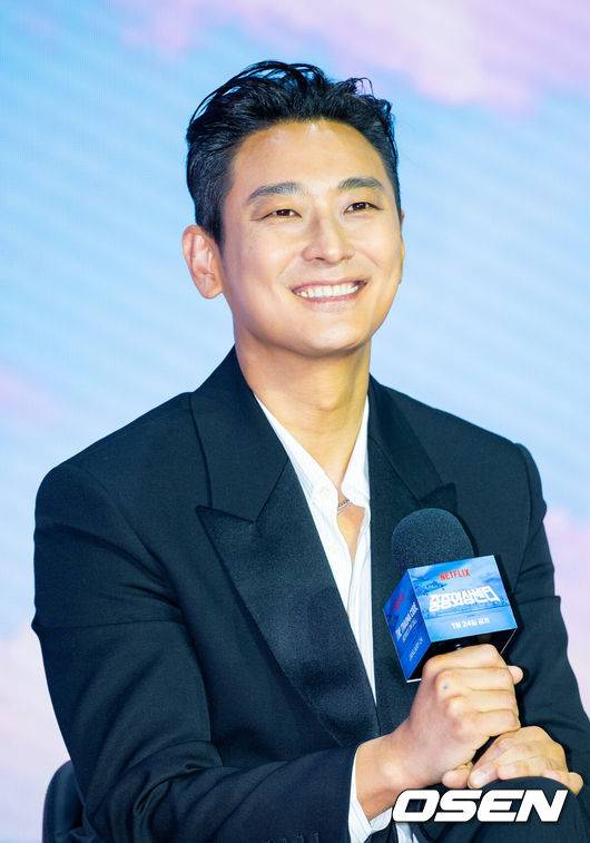 [OSEN=민경훈 기자] 21일 오전 넷플릭스 시리즈 '중증외상센터' 제작발표회가 서울 강남구 삼성동 그랜드 인터컨티넨탈 서울 파르나스 그랜드볼룸에서 진행됐다. &nbsp;'중증외상센터'는 전장을 누비던 천재 외과 전문의 백강혁(주지훈 분)이 유명무실한 중증외상팀을 심폐 소생하기 위해 부임하면서 벌어지는 통쾌한 이야기다.&nbsp;&nbsp;24일 넷플릭스를 통해 전 세계에 공개된다.배우 주지훈이 기자간담회에서 미소짓고 있다. 2025.01.21 / rumi@osen.co.kr