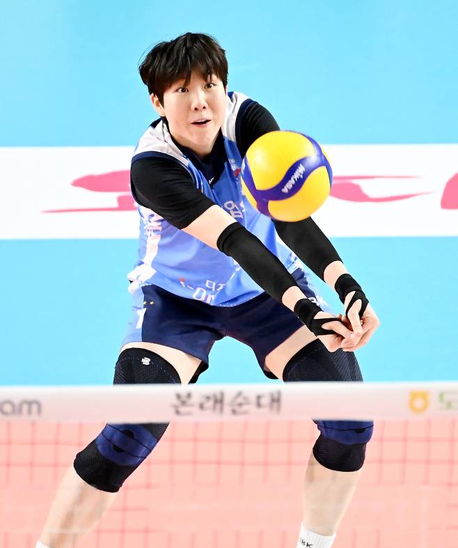 순수 신인 세터 김다은이 9년차 김하경, 3년차 김윤우를 압도했다...도로공사, IBK기업은행에게 4라운드 6전 전패 ‘낙인 ...