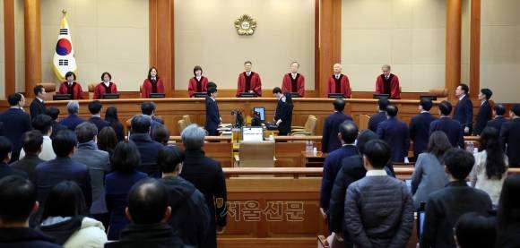 윤석열 대통령 탄핵심판 4차 변론 - 문형배 헌법재판소장 직무대행을 비롯한 헌법재판관들이 23일 서울 종로구 헌법재판소에서 열린 윤석열 대통령 탄핵심판 4차 변론에 자리하고 있다. 2025.1.23 사진공동취재단