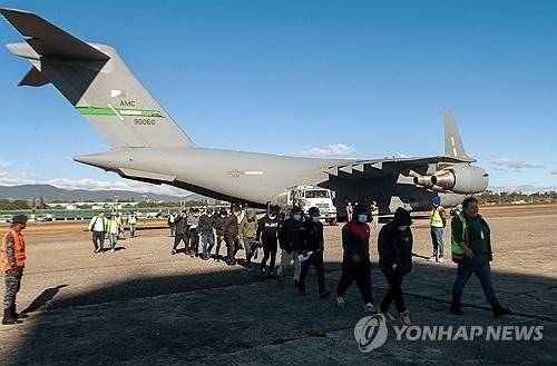 2025년 1월 미 군용기를 통해 과테말라로 추방된 이민자들. AFP 연합뉴스