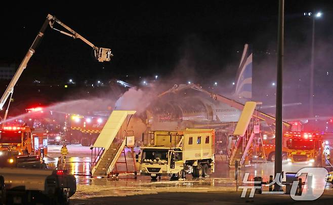 29일 부산 강서구 김해국제공항에서 홍콩행 에어부산 항공기에서 화재가 발생해 소방당국이 진화작업을 벌이고 있다. 2025.1.29/뉴스1 ⓒ News1 윤일지 기자