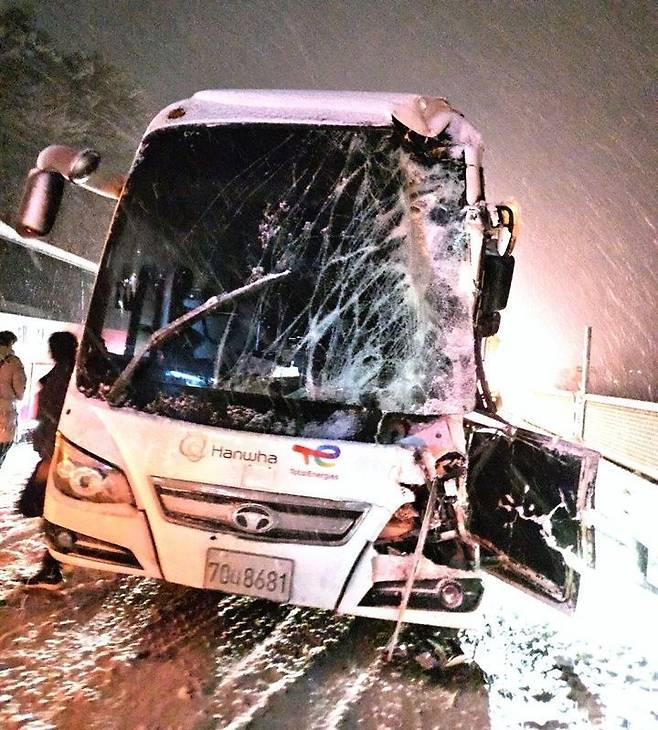대설특보가 내려졌던 지난 27일, 충남 서산에서 버스 9중 추돌 사고가 발생해 퇴근 중이던 근로자 40여 명이 중경상을 입었다. 사진은 사고로 찌그러진 통근버스 모습. /사진=독자제공
