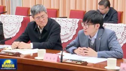 중국 정부 회의에 참석한 딥시크 창립자 량원펑(오른쪽)