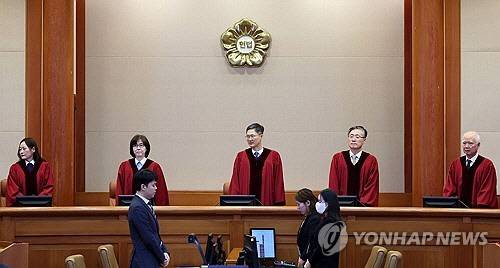 문형배 헌법재판소장 권한대행 등 재판관들이 22일 오전 서울 종로구 헌법재판소에서 열린 최상목 대통령 권한대행 부총리 겸 기획재정부 장관의 헌법재판관 미임명 관련 권한쟁의심판 1차 변론에 참석하고 있다. [사진공동취재단=연합뉴스]