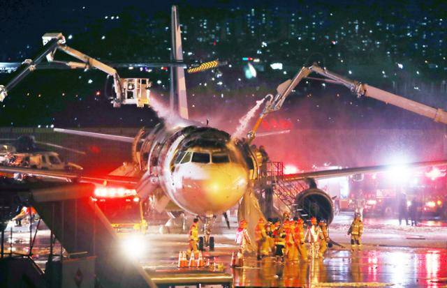 28일 오후 부산 강서구 대저동 김해공항에서 홍콩행 에어부산 항공기에서 화재가 발생해 소방당국이 진화작업을 벌이고 있다. 뉴스1