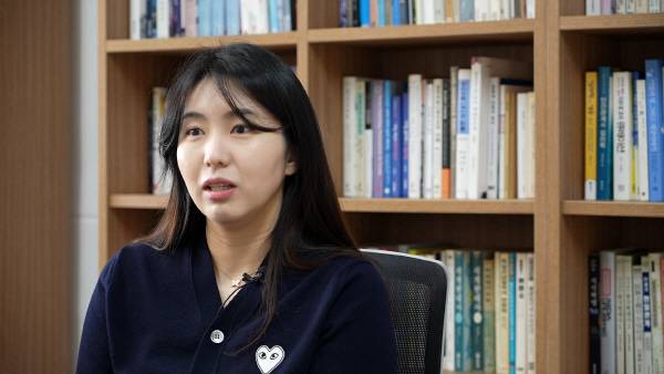 이슬기 부산대 미디어커뮤니케이션학과 교수가 틱톡의 성장 배경 및 AI리터러시에 대해 설명하고 있다. 박혜원PD