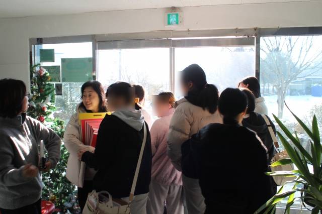 나사로 청소년의 집 복도에 생활지도원과 입소한 소년들이 수업 이동을 위해 모여있다