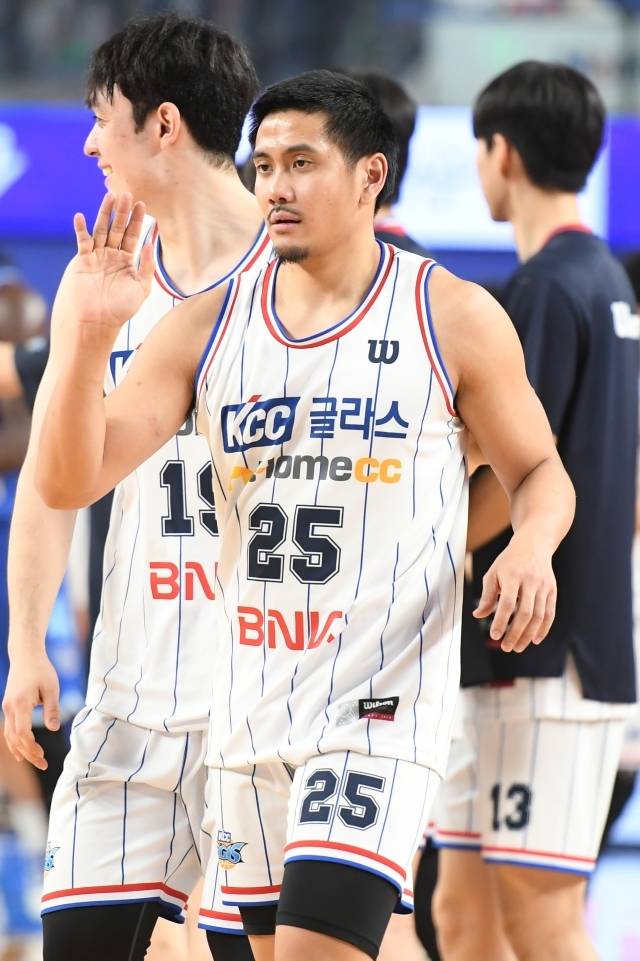 KCC는 2월 내 최준용과 송교창이 돌아오고 새 외국선수 도노반 스미스가 합류한다. 드디어 완전체 ‘슈퍼팀’이 되는 것. 여기에 지난 봄 농구 때의 존재감을 회복한 에피스톨라까지 가세, 빈틈을 찾기 힘든 전력이 된다. KCC의 ‘슬로우 스타터’ 본능이 살아나고 있다. 사진=KBL 제공