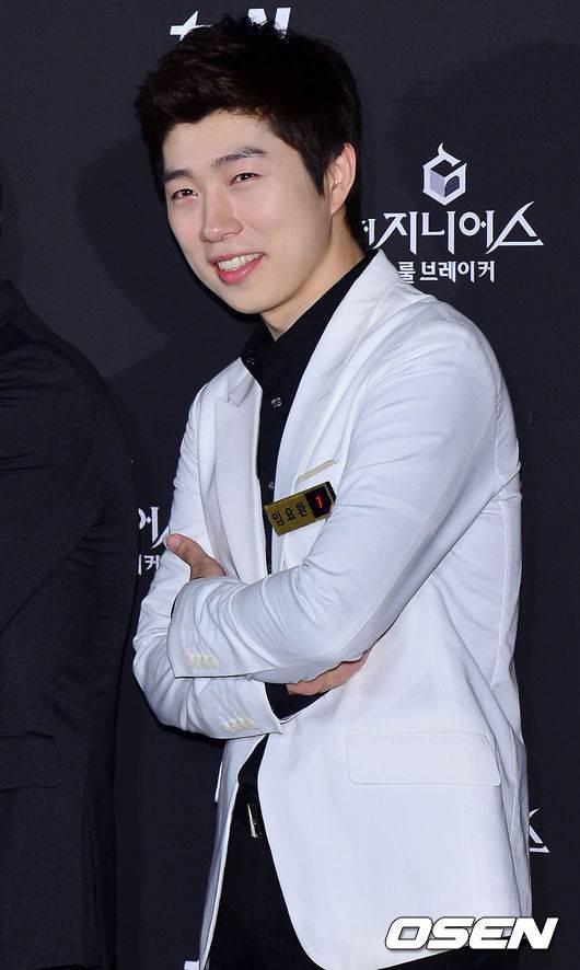 [OSEN=민경훈 기자] 3일 오후 tvN '더 지니어스 시즌2: 룰 브레이커'(이하 더 지니어스2) 시사회 및 기자간담회가 서울 마포구 성산동 상암 CGV 8관에서 열렸다. 임요환이 포토타임을 갖고 있다.이 자리에는 노홍철, 이상민, 은지원, 임요환, 홍진호, 조유영, 유정현, 남휘종, 재경, 정종연PD가 참석했다.'더 지니어스2'는 다양한 직업군을 대표하는 도전자가 게임을 통해 최후의 1인이 되기 위한 심리전을 벌이는 리얼리티 쇼로 오는 12월 7일 첫방송된다.'더 지니어스2' 출연진은 지난 시즌 우승했던 홍진호와 유정현, 이상민, 은지원, 노홍철, 임요환, 걸그룹 레인보우 재경, 바둑기사 이다혜, XTM 조유영 아나운서, 마술사 이은결, 변호사 임윤선, 수학강사 남휘종, 이두희 등 총 13명이다. / rumi@osen.co.kr