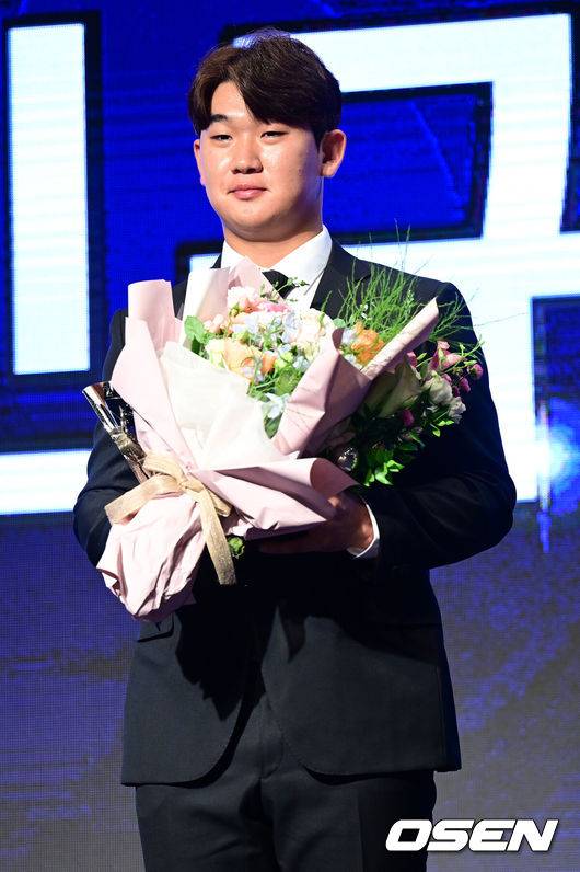 [OSEN=최규한 기자] 2022 KBO 퓨처스 북부리그 타점상을 받은 한화 정민규. 2022.11.17 / dreamer@osen.co.kr