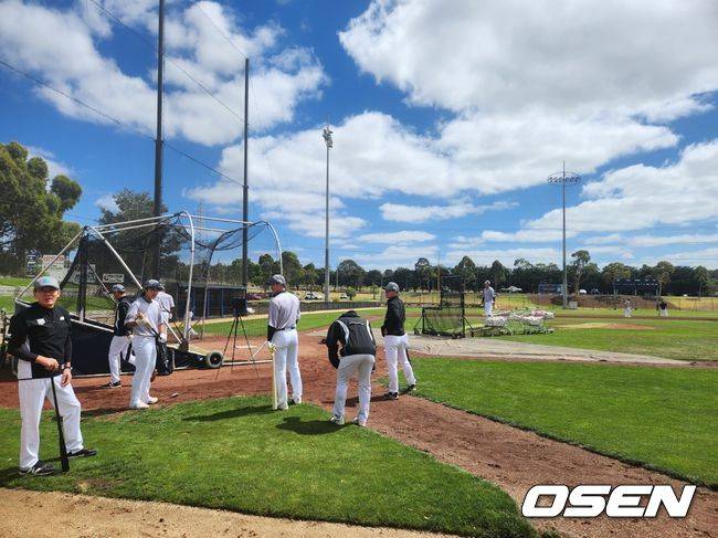 [OSEN=질롱(호주), 이상학 기자] KT 이강철 감독(왼쪽)이 선수들의 타격 훈련을 보며 흐뭇해하고 있다. /waw@osen.co.kr