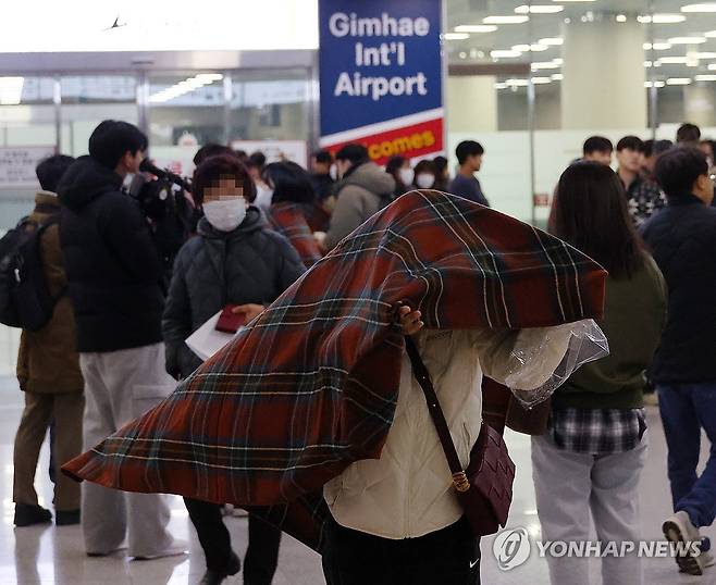 공항 나서는 화재 여객기 승객들 (부산=연합뉴스) 손형주 기자 = 29일 부산 강서구 김해국제공항에서 화재가 발생한 에어부산 여객기에 탑승해 있던 승객들이 공항을 빠져나가고 있다. 28일 오후 10시 26분께 김해공항 계류장에서 승객 170명과 승무원 6명을 태우고 이륙을 준비하던 홍콩행 에어부산 항공기 BX391편 내부에서 불이 났다. 화재는 1시간 16분 만에 완전히 진압됐고 승객 170명(탑승 정비사 1명 포함), 승무원 6명 등 모두 176명은 비상 슬라이드로 모두 탈출했다.
2025.1.29 handbrother@yna.co.kr