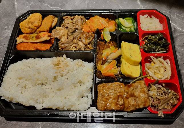 세븐일레븐의 ‘안유성 명장 마늘갈비정식’. 3사 편의점 명절 도시락 가운데 육류와 나물의 균형이 가장 잘 잡혀 있다. (사진=한전진 기자)
