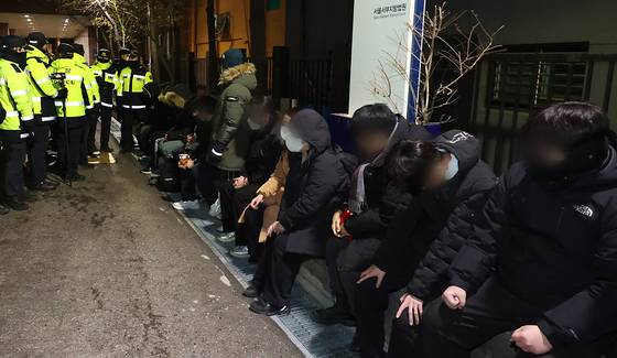 내란 우두머리 혐의를 받는 윤석열 대통령에 대한 영장실질심사가 열린 지난 18일 마포구 서울서부지법. 담장을 넘어 무단 침입한 윤 대통령 지지자들이 붙잡혀 있다. 〈사진=연합뉴스〉