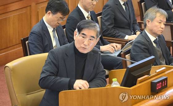 김용현 전 국방부 장관이 23일 서울 종로구 헌법재판소에서 열린 윤석열 대통령 탄핵심판 4차변론에 증인으로 출석해 윤 대통령의 직접 신문에 답변하고 있다. 〈사진=연합뉴스〉