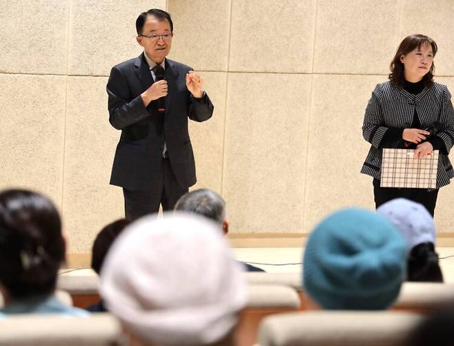 김의신 박사가 암 환자와 가족들을 대상으로 항암치료와 건강관리에 대한 강연을 하고 있다. 최승식 기자