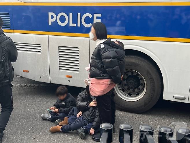 18일 서울 마포구 서부지법 앞 미신고 집회에 한 여성이 아동 4명과 함께 참여했다.2025.01.18/뉴스1 ⓒ News1 김민재 기자