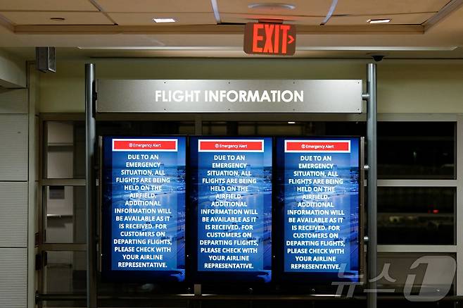 29일(현지시간) 아메리칸 이글 5342편이 로널드 레이건 워싱턴 내셔널 공항에 접근하던 중 헬리콥터와 충돌하여 미국 포토맥 강에 추락한 후 로널드 레이건 내셔널 공항의 스크린에 비상 경보가 표시되고 있다. 2025.01.29/ ⓒ 로이터=뉴스1 ⓒ News1 박은정 기자