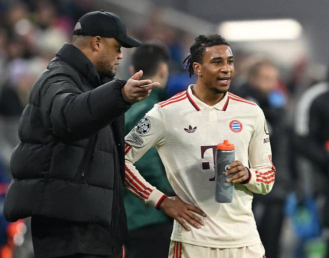 '괴물' 김민재(바이에른 뮌헨)가 풀타임 활약했다. 하지만 바이에른 뮌헨은 유럽챔피언스리그 16강 직행 티켓 획득에 실패했다. 바이에른은 30일(한국시각) 독일 뮌헨 알리안츠 아레나에서 열린 슬로반 브라티슬라바(슬로바키아)와의 2024~2025시즌 유럽챔피언스리그 리그 페이즈 최종전에서 3대1로 승리했다. 이날 승리로 승점 15(5승3패·골득실 +8)가 된 바이에른은 승점은 같지만 골득실에서 아탈란타(+14), 도르트문트(+10), 레알 마드리드(+9)에 밀려 12위에 머물렀다. 바이에른은 8위까지 주어지는 16강 직행 티켓을 얻지 못하고, 9~24위가 나서는 16강 플레이오프 진출에 만족해야 했다.  

<저작권자(c) 연합뉴스, 무단 전재-재배포, AI 학습 및 활용 금지>