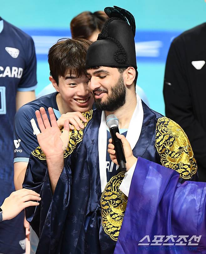 이날 경기의 숨은 MVP 김지한이 알리 뒤에서 장난을 치며 함께 즐거워 했다.