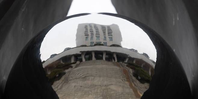 검찰이 윤석열 대통령에 대한 구속기소 여부를 논의하기 위해 개최한 전국 고·지검장 회의가 약 3시간 만에 종료됐다. 대검찰청은 이날 오전 10시부터 내란 우두머리 및 직권남용권리행사방해 혐의를 받는 윤 대통령에 대한 사건 처리를 논의하기 위해 검찰총장 주재로 대검 차장 및 부장, 전국 고·지검장이 참여하는 회의를 개최했다. 박세현 검찰 비상계엄 특별수사본부장은 어떤 논의를 했는지 묻는 말에 "(법원의 구속영장 기간 연장 불허) 1차 결정, 2차 결정, 형사공보관 공지 내용이 조금씩 달라서 거기에 대한 의견도 있었다"며 "수사 경과나 증거관계를 설명드리고 어떻게 할지 다양한 의견들이 있어서 논의했는데 최종 결정은 검찰총장이 하시지 않겠나"라고 답했다. 사진은 이날 서울 서초구 대검찰청의 모습. 2025.1.26 /뉴스1