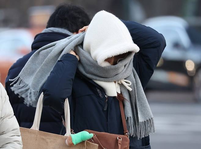 강추위가 이어져 전국 대부분 지역에 한파 특보가 발효된 10일 오전 서울 종로구 광화문광장 인근에서 한 시민이 방한용품을 착용하고 있다. 연합뉴스 제공