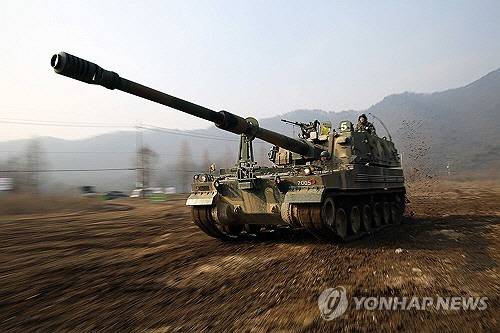 육군 7포병여단이 경기도 연천군의 한 훈련장에서 K9A1 자주포를 활용한 혹한기 전술훈련을 실시하고 있다. 사진은 지난 21일 7포병여단 천둥대대 K9A1 자주포가 사격 임무를 위해 기동하는 모습. [육군 7포병여단 제공=연합뉴스]