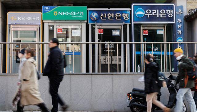 12일 서울 용산구의 시중은행 현금자동입출금기(ATM) 밀집 지역의 모습. 연합뉴스