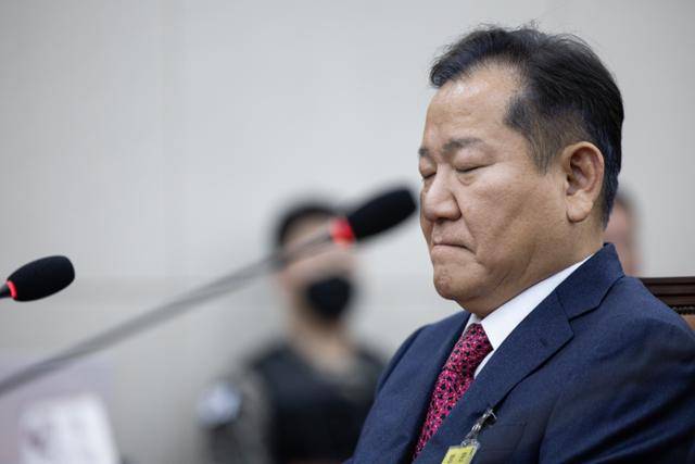 이상민 전 행정안전부 장관이 22일 오후 서울 여의도 국회에서 열린 윤석열 정부의 비상계엄 선포를 통한 내란 혐의 진상규명 국정조사 1차 청문회에서 생각에 잠겨 있다. 뉴스1